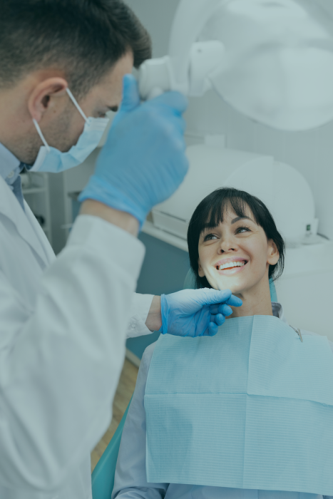dentista-fazendo-um-check-up-no-paciente